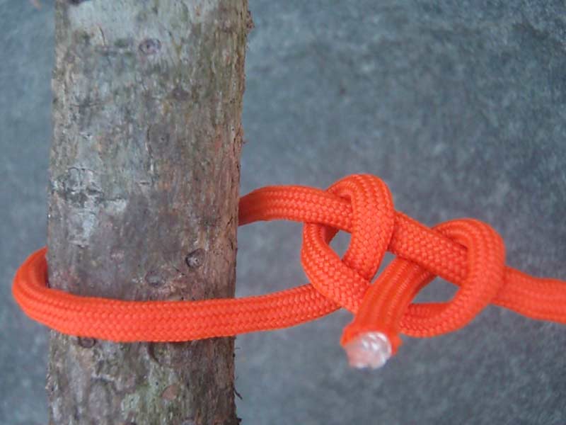 half hitch knot ties with orange paracord