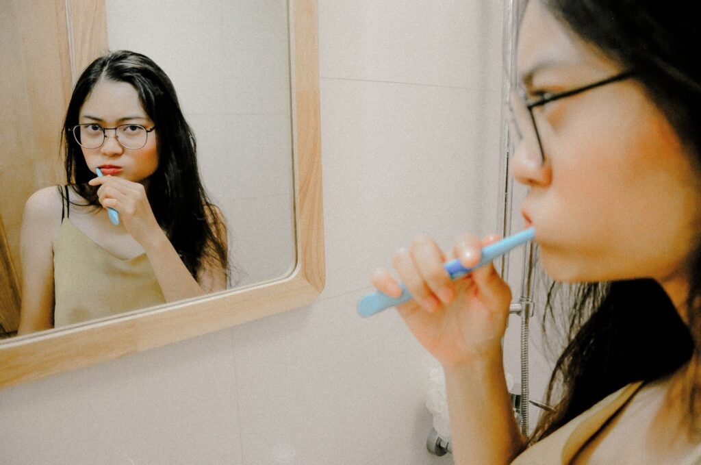 Woman brushing teeth in the Photo by Phuong Tran on Unsplashmirror